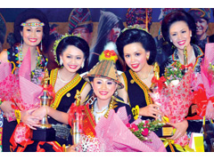 Miss Appey Rowenna Januin crowned as the state-level Unduk Ngadau 2009